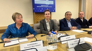 15 ноября в здании Администрации округа состоялось совещание в формате круглого стола по проблемным вопросам жилых комплексов «Инновация» и «Высокие Жаворонки». В совещании приняли участие жители, представители управляющей компании «Гранель ЖКХ», сотрудники Министерства по содержанию территорий и государственному жилищному надзору Московской области, Одинцовской прокуратуры, компании-застройщика, профильные заместители Главы и окружные депутаты