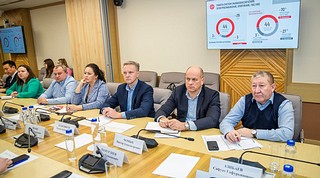 15 ноября в здании Администрации округа состоялось совещание в формате круглого стола по проблемным вопросам жилых комплексов «Инновация» и «Высокие Жаворонки». В совещании приняли участие жители, представители управляющей компании «Гранель ЖКХ», сотрудники Министерства по содержанию территорий и государственному жилищному надзору Московской области, Одинцовской прокуратуры, компании-застройщика, профильные заместители Главы и окружные депутаты