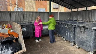 Заместитель председателя Совета депутатов Александр Гусев совместно с депутатами Ксенией Махнач и Наталией Кудрявцевой проводят инспекцию объектов благоустройства и ЖКХ