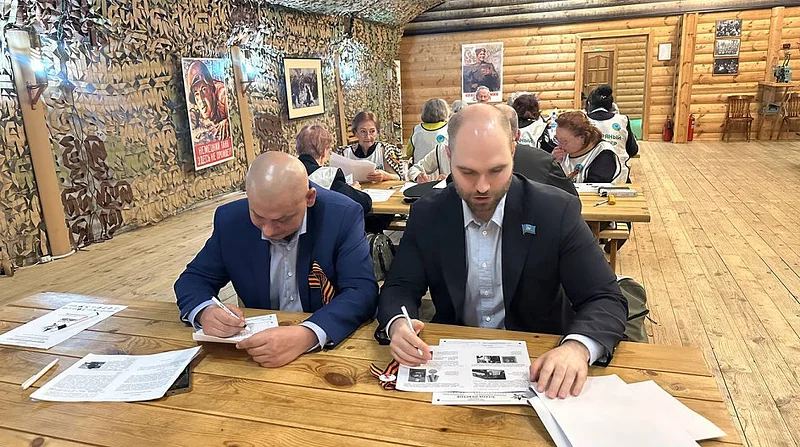 3Депутаты приняли участие в написании «Диктант Победы»