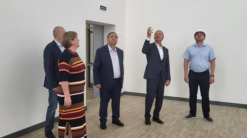 3Депутаты провели ход строительства новой школы в микрорайоне Восточный города Звенигород