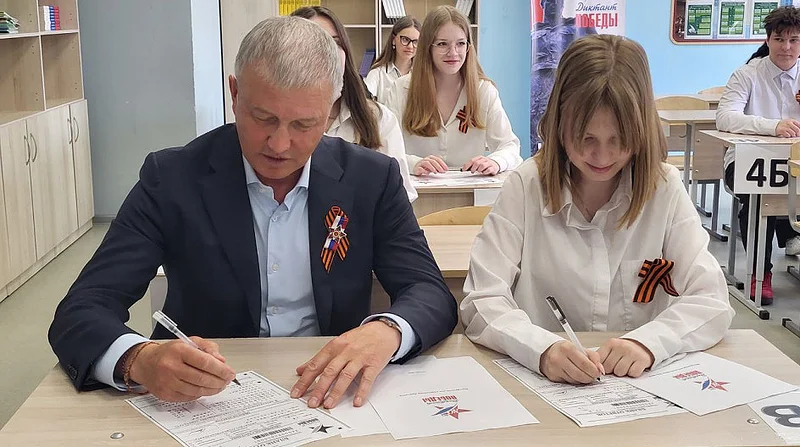 6Депутаты приняли участие в написании «Диктант Победы»