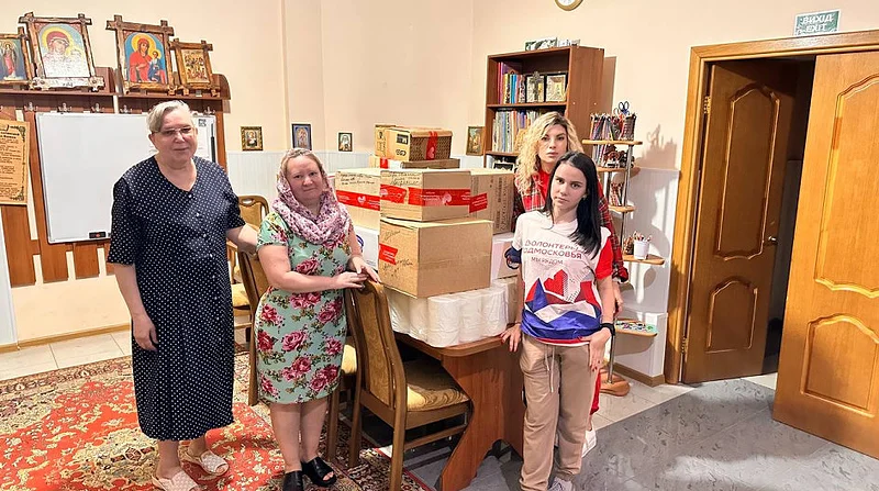 2В честь Дня защиты детей депутаты доставили подарки для юных жителей Донецка