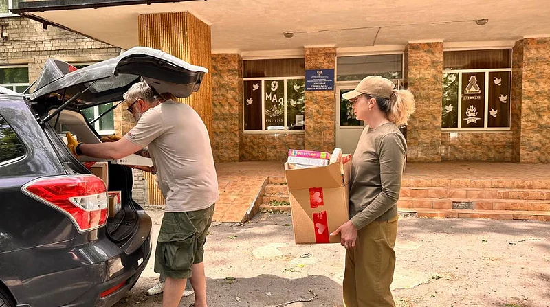 4В честь Дня защиты детей депутаты доставили подарки для юных жителей Донецка