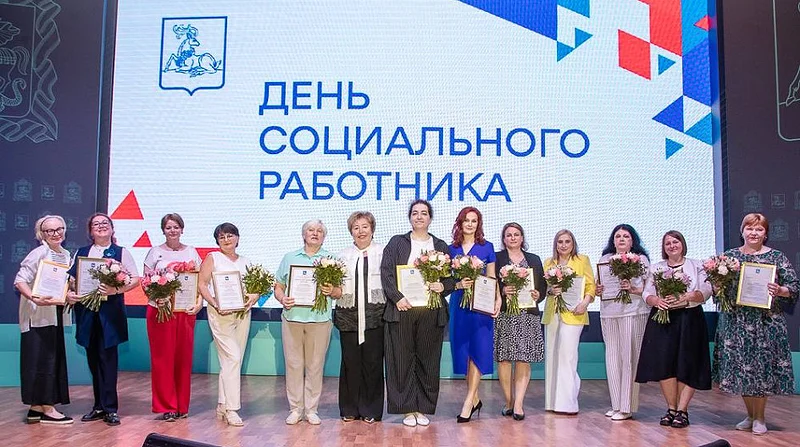 2Депутаты поздравили социальных работников с их профессиональным праздником
