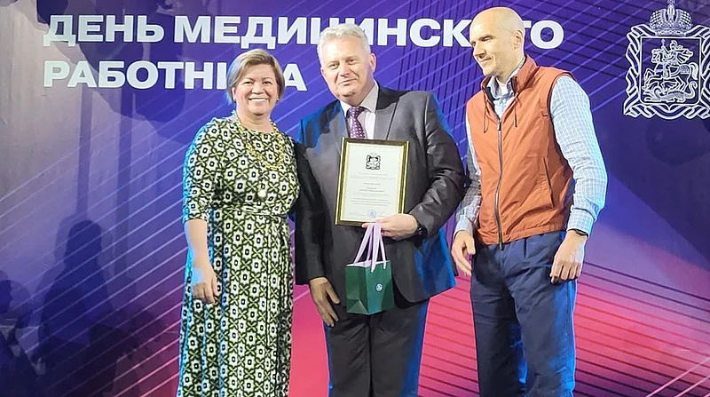 2Депутаты поздравили с профессиональным праздником медицинских работников