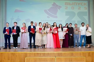 Депутаты поздравили выпускников школ