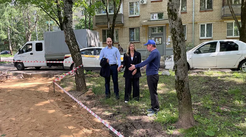 2Депутаты контролируют ход благоустройства в округе