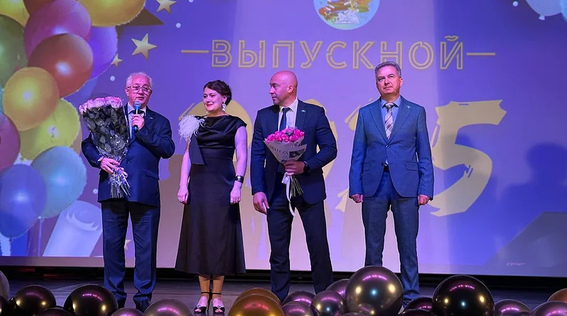 3Депутаты поздравили выпускников школ