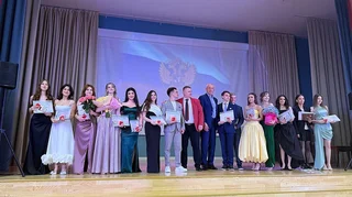 Депутаты поздравили выпускников школ