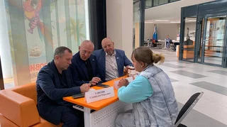 В рамках работы выездной администрации депутаты провели прием населения по личным вопросам в поселке Горки-10