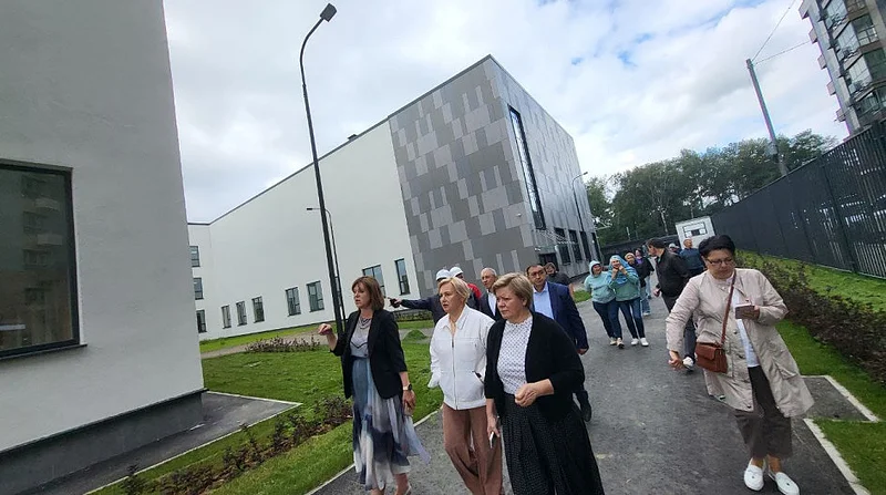 1Депутаты проинспектировали готовность новой школы в микрорайоне «Клубничное поле»