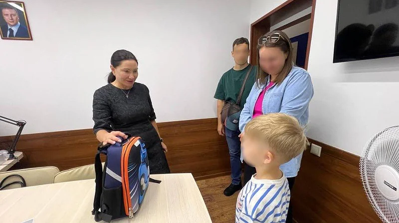 2Депутаты приняли участие в акции «Собери ребенка в школу»