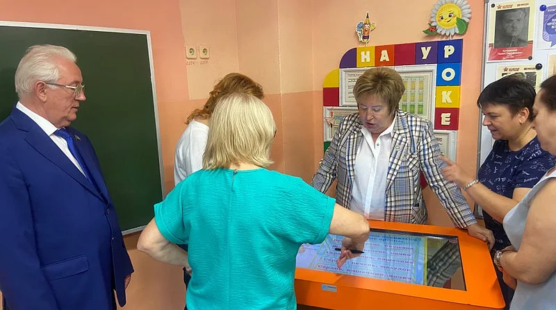2Депутаты продолжают проверять готовность школ к 1 сентября