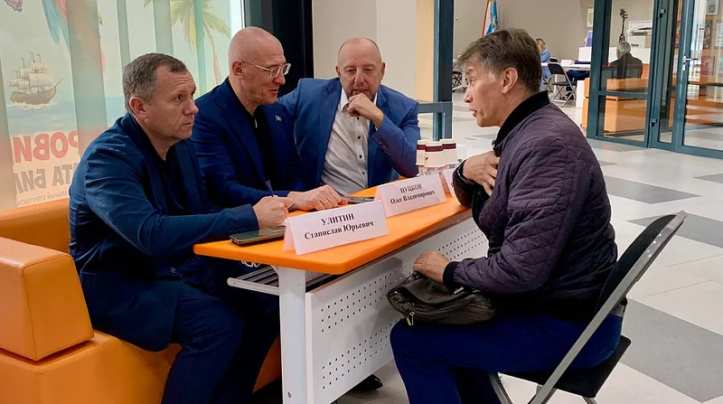 2В рамках работы выездной администрации депутаты провели прием населения по личным вопросам в поселке Горки-10