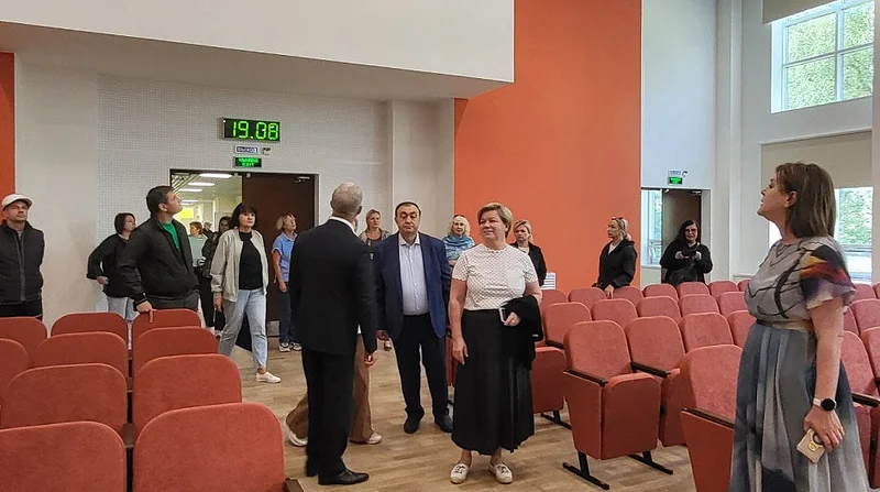 2Депутаты проинспектировали готовность новой школы в микрорайоне «Клубничное поле»