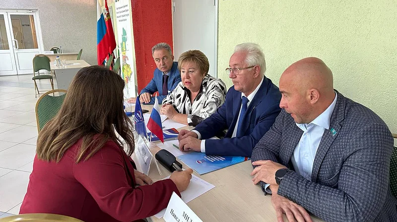 3Депутаты округа провели личный прием жителей в дачном поселке Лесной Городок