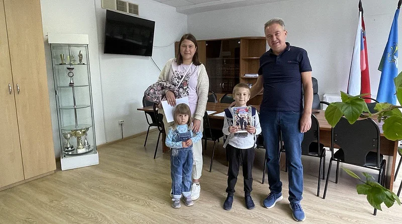 6Депутаты приняли участие в акции «Собери ребенка в школу»