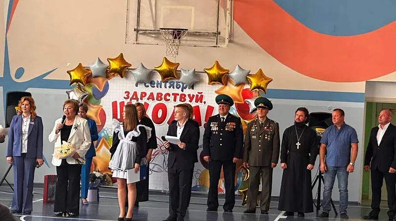 2Депутаты приняли участие в торжественных линейках по случаю Дня Знаний